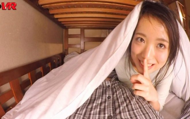 【VR】VR長尺 2段ベッドの上で寝ているイケメンな弟の彼女が真夜中に僕の布団に入ってきて…ベッドが軋まないようにゆ～っくり腰をくねらせながら耳元で淫語を囁かれるこっそり寝取り中出しセックス2
