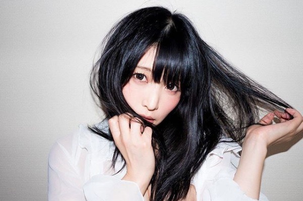 新村あかり・画像