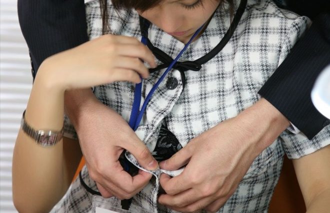 洋服は「～しながら」脱がせる