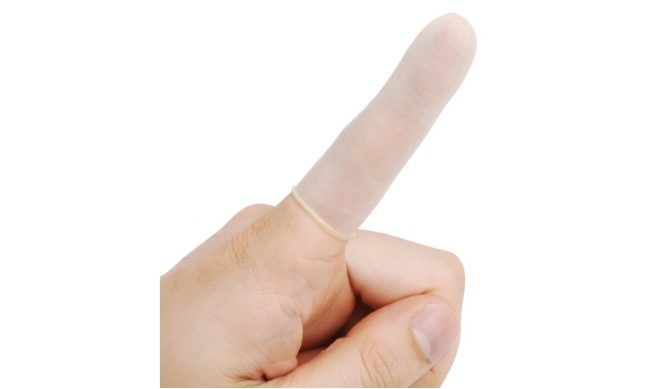 指を1本挿入！アナルが拡張してきたら2本へ