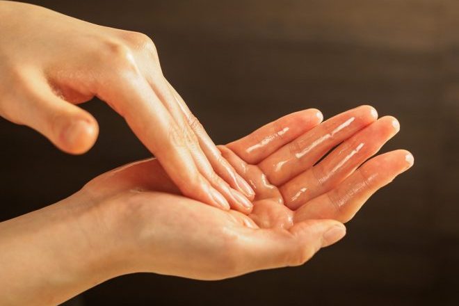 2:自分の体にローションを塗る