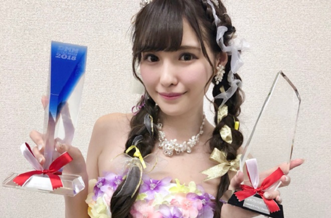DMM.R18アダルトアワード2018で最優秀女優賞を獲得