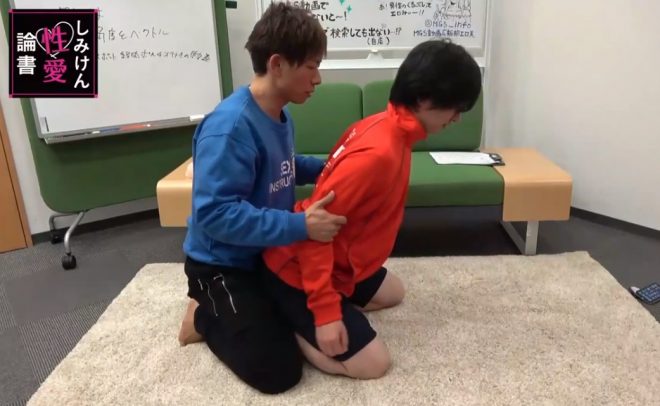 女性の上半身を起こす