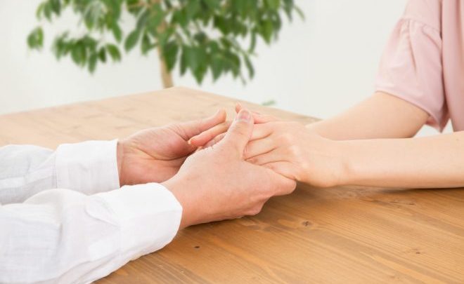 両手を持つのは禁止