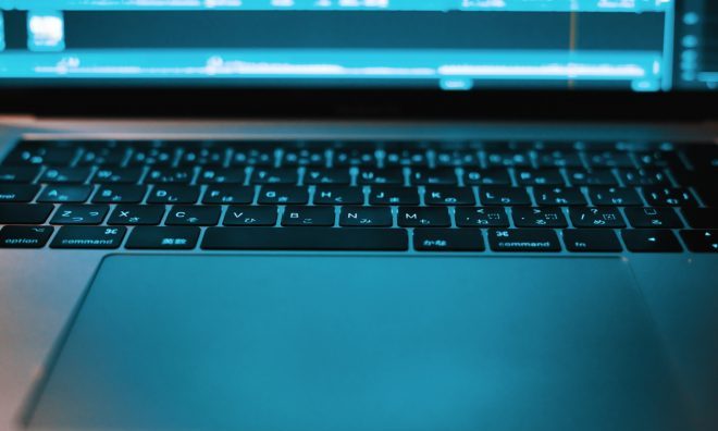 無修正エロ動画のダウンロードは違法ではないの？