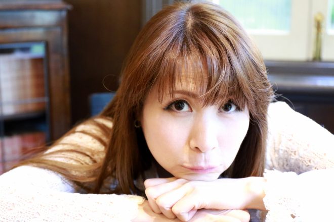 上目遣いで見つめてくる