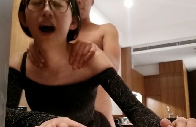 1位：中国スレンダー眼鏡美女の立ちバック悶絶動画