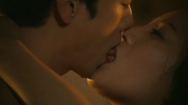 スポブラを脱がされた巨乳美女が乳房を揉まれながら顔を舐め回されて震える