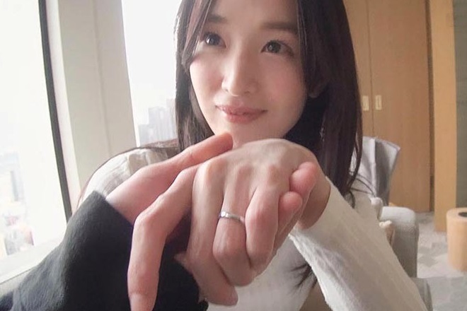 澄んだ瞳に笑顔咲く。奇跡の人妻に僕らは出会った 相馬茜 32歳 第2章 帰りの新幹線の時間まで絶倫男たちと9時間ずっとイキまくりSEX6連発！2