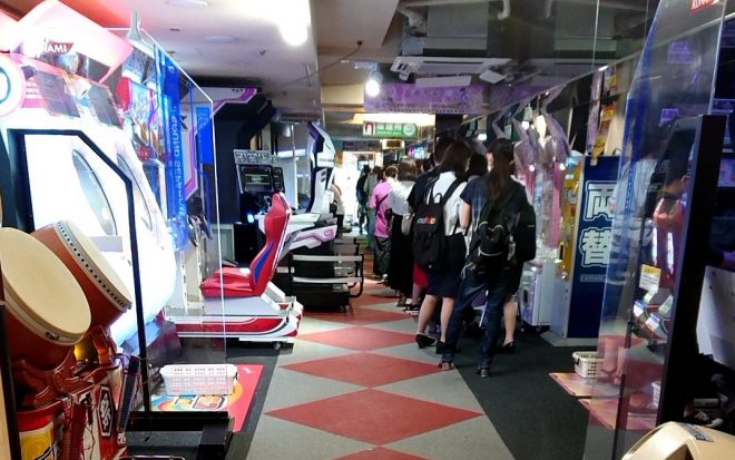 ゲーセンでは鬼滅の刃クレーンゲームに行列