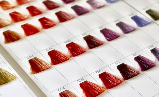 髪色が派手な女性