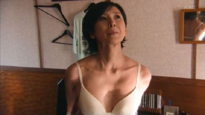 黒木瞳がおっぱいを露出したエロい濡れ場 就活家族4