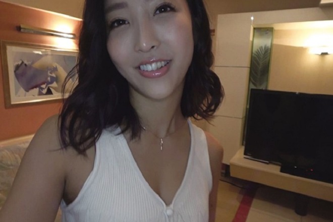 『旦那が帰ってきちゃうから…急いでしよっ』 即尺!即ハメ!美人セレブ妻は即効型の都合のイイ絶倫ビッチだった。 人妻スミレさん。2