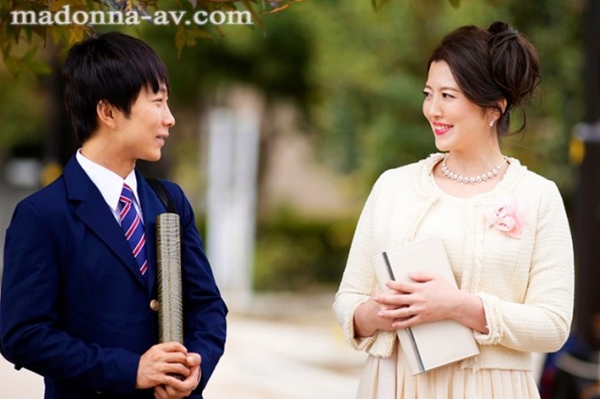 卒業式の後に…大人になった君へ義母からの贈り物―。 マドンナ専属美熟女が艶やかな色気で門出を祝う―。 木下凛々子2