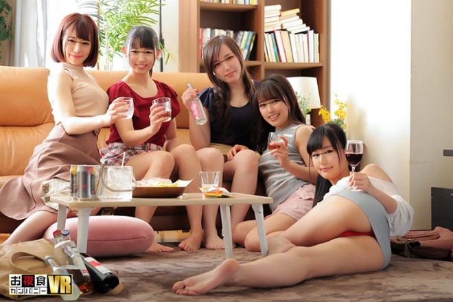 【VR】ドキドキのサークル宅飲み!!5人全員イッキ見コンプリートDX 超お買い得4作品セット!イベントサークルに入ったらヤリマン女子だらけで男は僕1人!!しかもサークル打ち合わせと称して1週間両親不在の僕の家で昼から宅飲み!!飲むだけならいいのですが我先にと…2