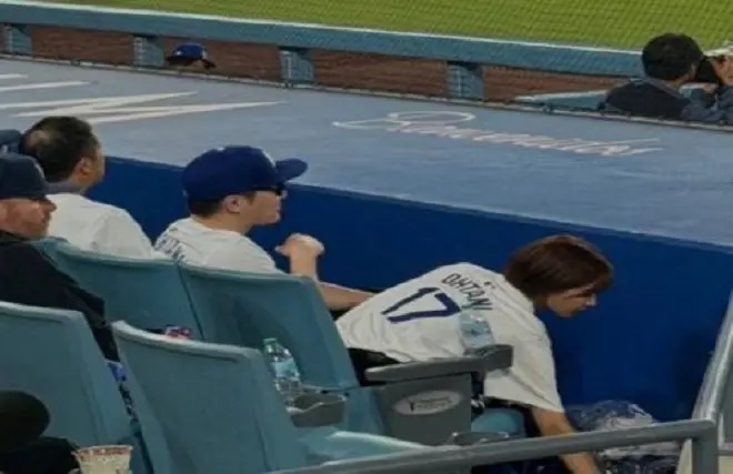 加藤純一と本郷愛の不倫騒動が発覚した理由は匂わせ？