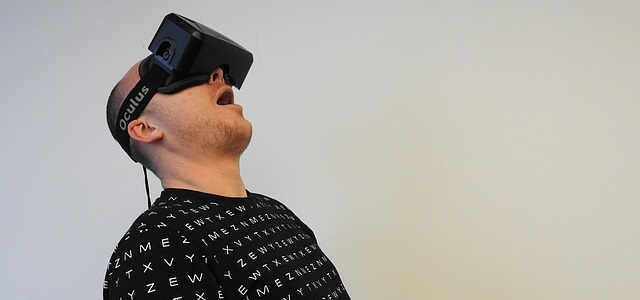 HMD装着でオナニーを見られる