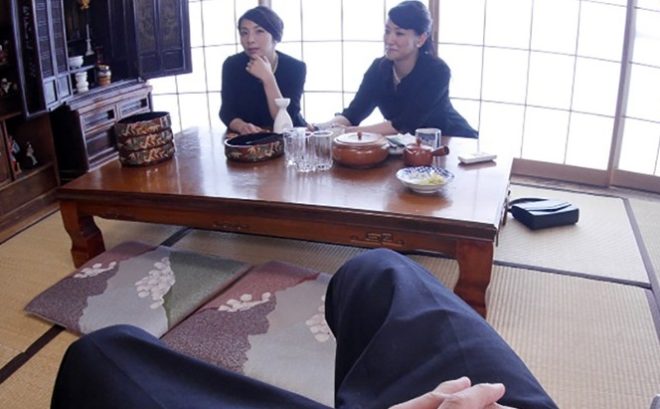 【VR】『遊び人だった父さんの葬式の後、父さんを思い出しながら母さんと叔母さんに「父さんに似てるわ」と犯された僕』2